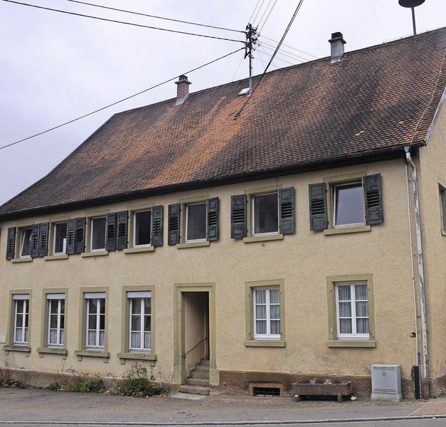 Die Wohnungen im 1. Obergeschoss des G...n rund 25 Flchtlingen saniert werden.  | Foto: Dietmar Noeske