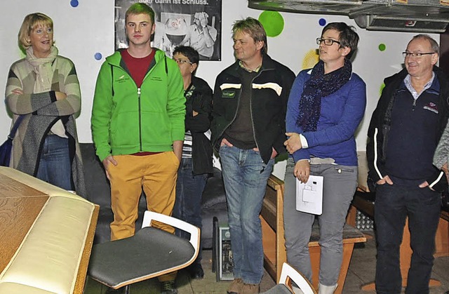 Tobias Villinger (zweiter von links) e...sserung der Situation im Jugendraum.    | Foto: S. Pichler
