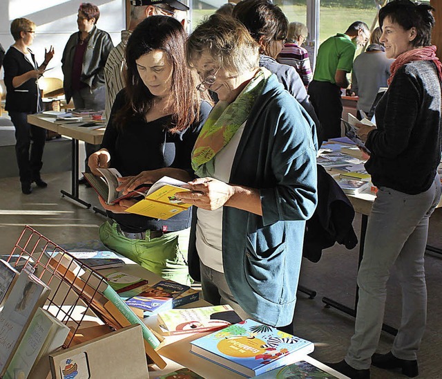 Gut besucht war die Buchausstellung de...as Spektrum der vorgestellten Bcher.   | Foto: Gert Brichta