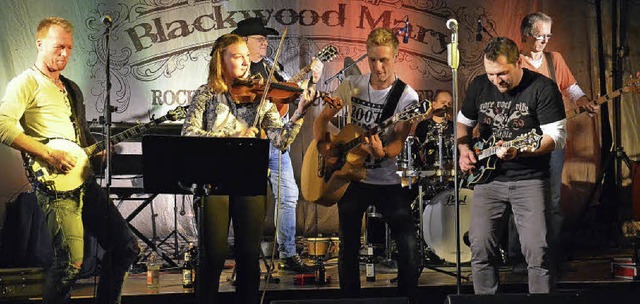 &#8222;Blackwood Mary&#8220; mit Geige...tritt bei der St. Petermer Bierbrse.   | Foto: Alexandra Wehrle