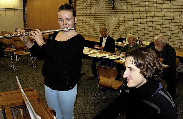 Eine junge Musikerin  spielte sich vor...ettbewerb mit Pianist Lukas Grimm ein.  | Foto: Kunibert Stnder