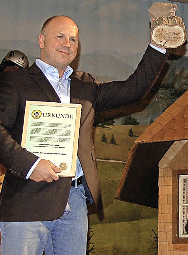Den Ehrenpreis der Bergwacht nahm Zaho...fhrer Gerhard Steinebrunner entgegen.  | Foto: Ulrike Jger