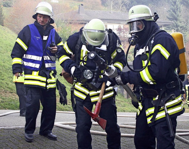 Lscheinsatz mit schwerem Atemschutz: ... n drauf bei der Alarmbung in Hofen.   | Foto: Ralph Lacher