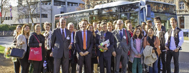 Oberbrgermeister Jrg Lutz und Vertre...n Bus der geplanten Linie 8 zur DHBW.   | Foto: Ansgar Taschinski