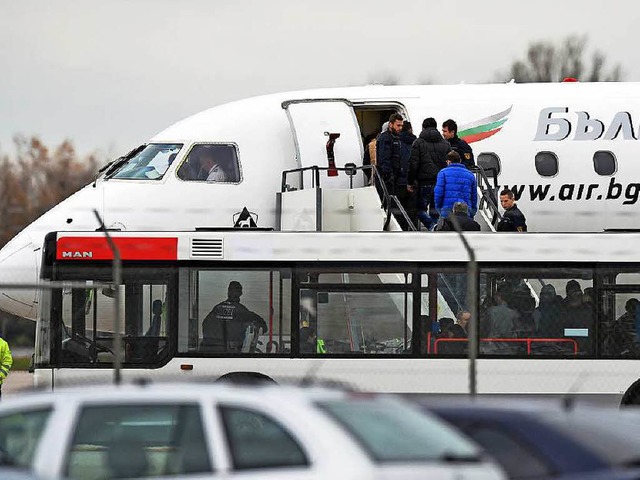 Sammelabschiebung vom Baden-Airpark am...ulgaria Air in den Kosovo abgeschoben.  | Foto: dpa