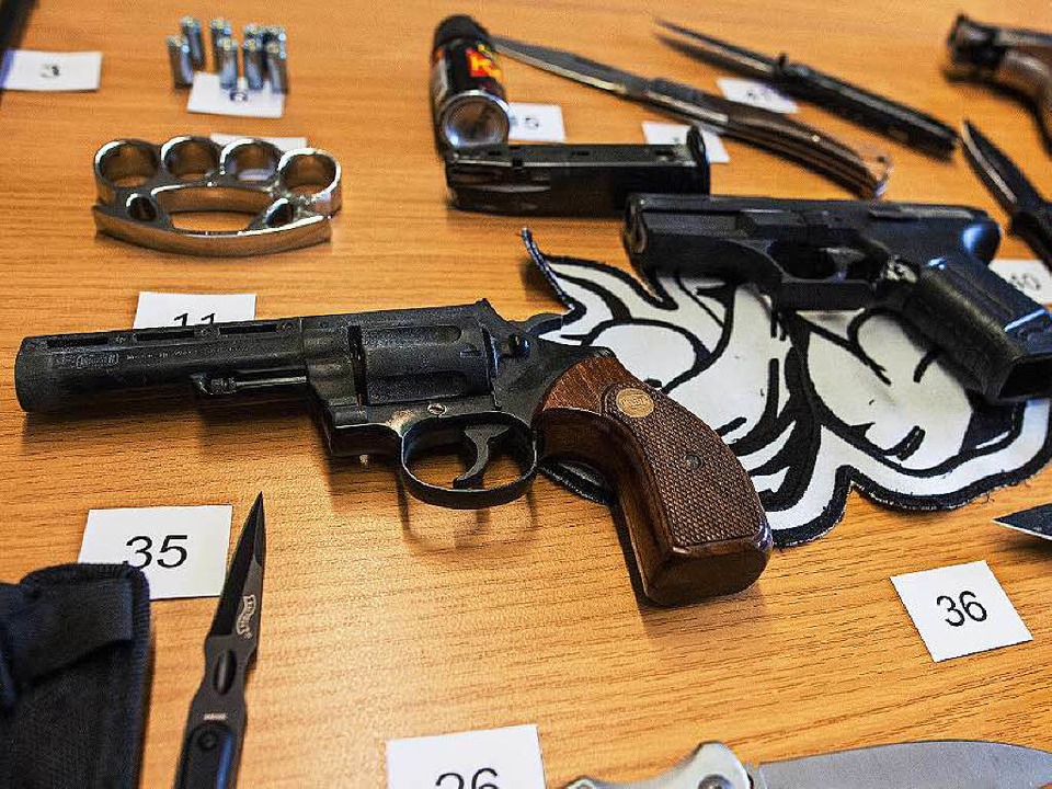 Illegale Waffen, besorgt auf illegalen Wegen.  | Foto: dpa