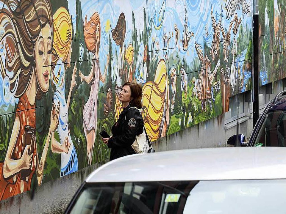 Eine Passantin bewundert einen kleinen...r langen Kunstwerks in der Rosastrae.  | Foto: I. Schneider
