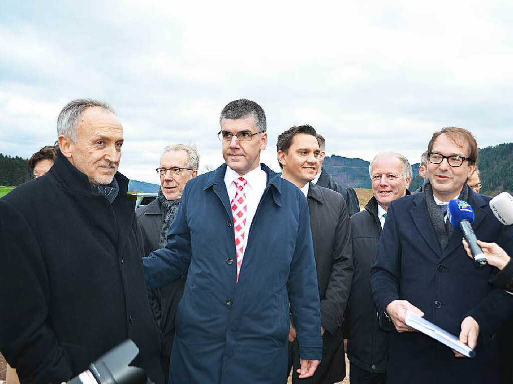 Die Brgermeister Urban Singler, Reinhold Scheer und Klaus Hmmerle, die Abgeordneten Johannes Fechner (SPD) und Peter Wei (CDU), Bundesverkehrsminister Alexander Dobrindt und  Marcel Schwehr(MdL)  (v.li.)