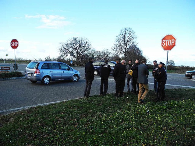 Behrdenvertreter bei der Verkehrsscha...reuzung B 3/Breitenweg/Hlzlebrunnweg   | Foto: Umiger