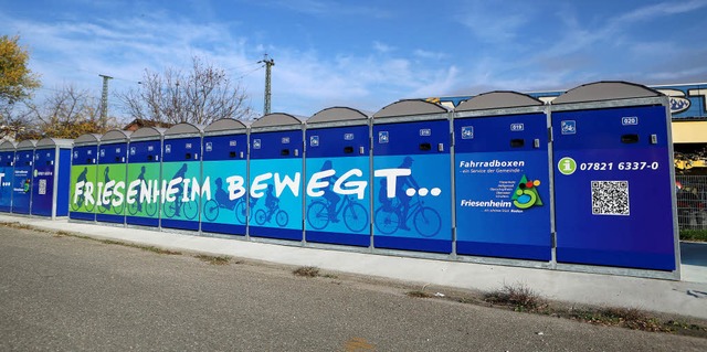 Die zehn Boxen wurden in Verlngerung ...s vorhandenen am Bahnhof aufgestellt.   | Foto: Chr. Breithaupt