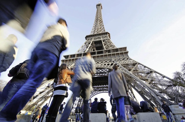 Ziel vieler Touristen in  Paris: der Eiffelturm   | Foto: dpa
