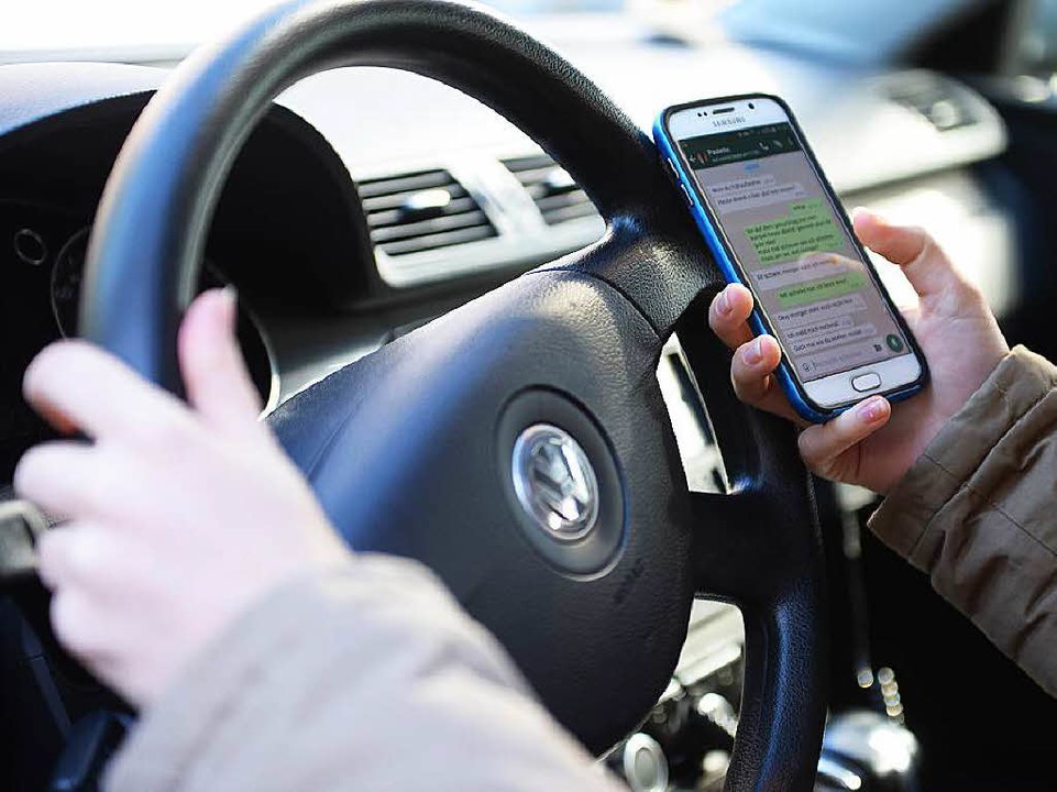 WhatsApp und Autofahren, diese Kombination kann fatal sein.  | Foto: dpa