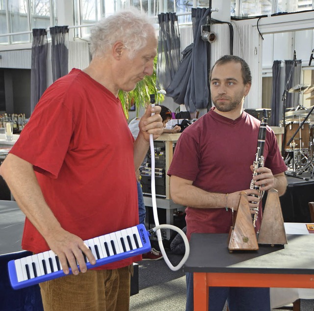 Zwei der Knstler stimmen sich mit ihren Instrumenten ab.  | Foto: N.Vogt