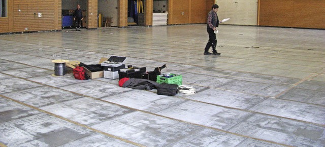 Im Boden der Belchenhalle gibt es jetzt Induktionsschleifen.  | Foto: Lange