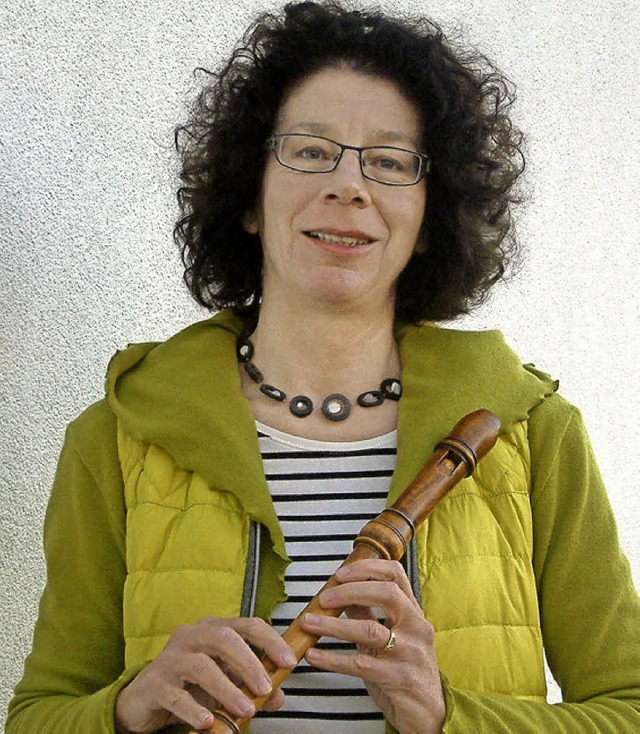 Musikschullehrerin Ursula Oberle mit Blockflte  | Foto: Roswitha Frey