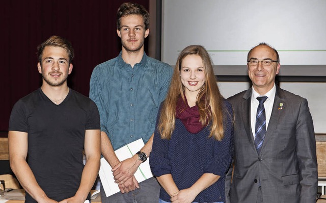 Michael Ruf, Moritz Becherer und Hanna...eihung  mit Brgermeister Roland Tibi   | Foto: Gabriele Zahn