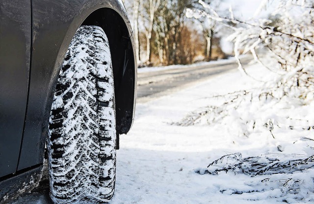 Winterreifen sollten am Auto in der ka... der Reifen noch gengend Profil hat.   | Foto: Benjamin Nolte (dpa)