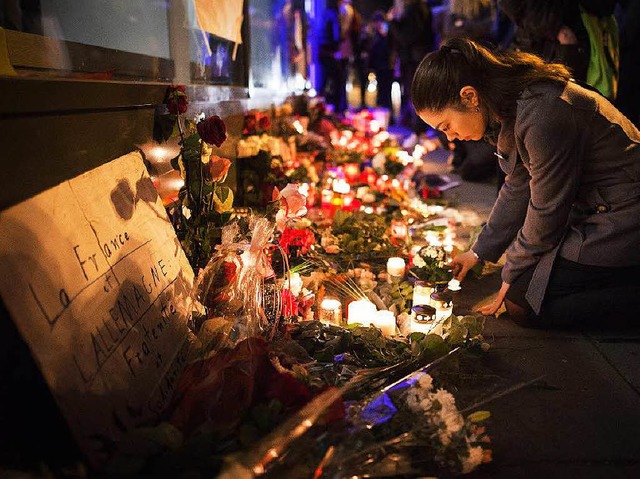 In vielen Stdten und Gemeinden Frankr...n Opfern des Terroranschlags in Paris.  | Foto: dpa