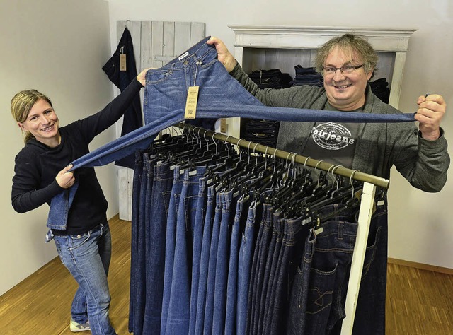 Miriam Henninger und Walter Blauth mit ihren Mnnermodellen der fairen Jeans.  | Foto: Ingo Schneider