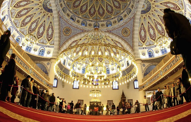 Zum Beten gehen Muslime in eine Moschee. Die oben steht in Duisburg.  | Foto: DPA