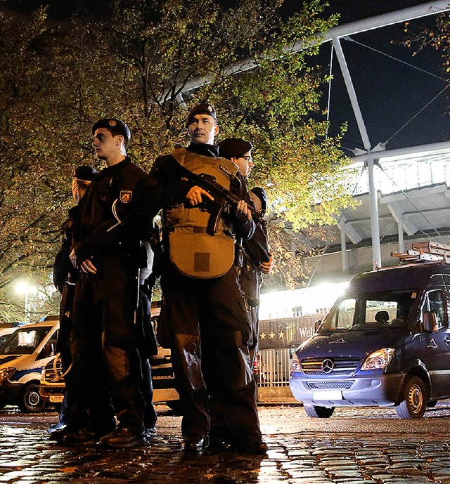 Polizisten stehen am Dienstag vor dem Stadion in Hannover.   | Foto: dpa