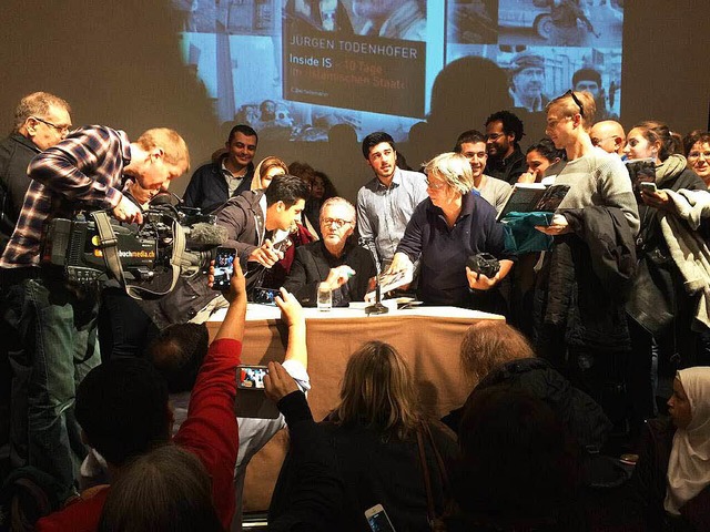 Groer Andrang bei der Autogrammstunde...Todenhfer signiert seinen Bestseller.  | Foto: flo