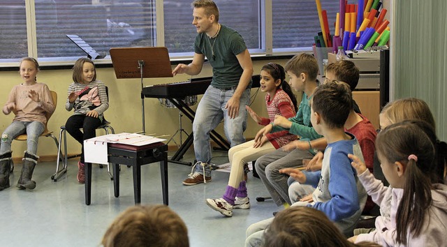 Einen besonderen Schultag erlebten die...is mit seinem Bodypercussion-Workshop.  | Foto: Christiane Franz