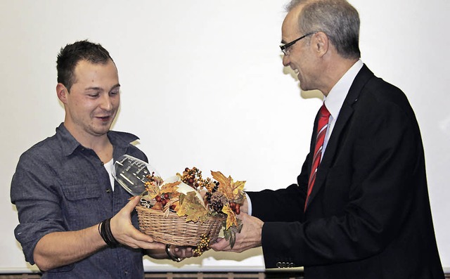 Philipp Kiefer (links) wurde jetzt im ...bester Jungwinzer Deutschlands geehrt.  | Foto: Sabine Model