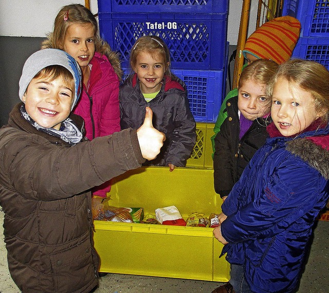 <BZ-FotoAnlauf>Schlerhort unterwegs </BZ-FotoAnlauf>mit Spenden fr die Tafel.   | Foto: d. fink