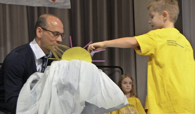 Eine Schultte fr den Rektor: Dany Pe...schenke zur &#8222;Einschulung&#8220;.  | Foto: Walser