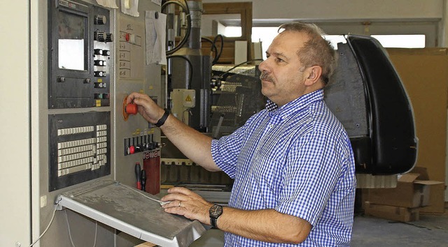 Michael Schwab bedient die CNC-Maschin...derungen fr die Berufsausbildung hin.  | Foto: Rolf Reimann
