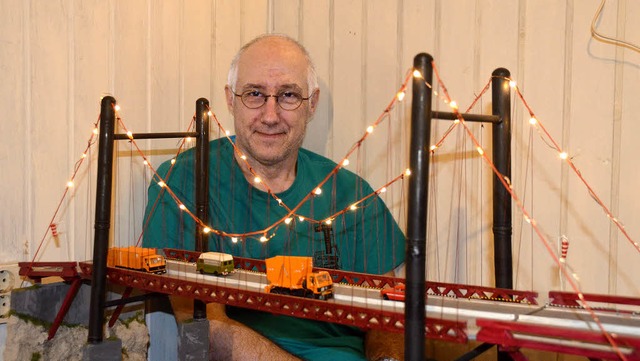 Der Wehrer Tftler Karl-Heinz Hess vor einer Nachbildung der Golden Gate Bridge   | Foto: Verena Pichler