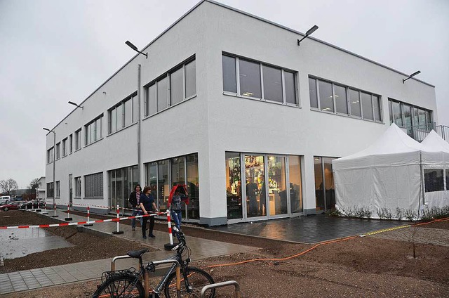 Der Neubau der Firma Hella Gutmann Sol...reitagnachmittag offiziell eingeweiht.  | Foto: Thomas Rhensich
