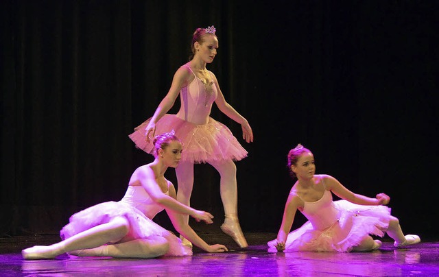 Drei junge Tnzerinnen zeigten beim Ga...Bad Sckionen klassische Ballettposen.  | Foto: Michael Gottstein