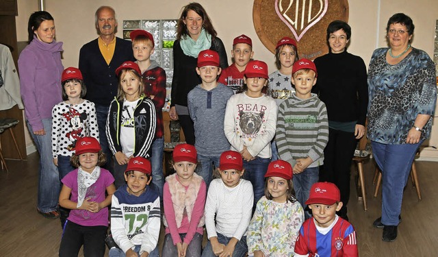 Rote Mtzen: Die  AWO-Kids aus dem Kin...Steck, Jana Kempf und Monika Limite.    | Foto: Hans-Jrgen Hege