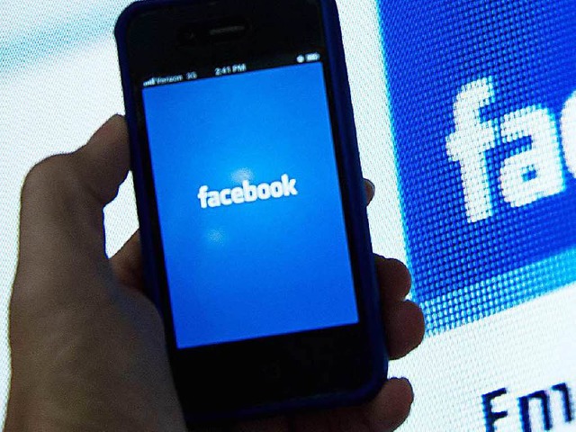 Auf Facebook und in anderen sozialen N...rken verbreiten sich Gerchte schnell.  | Foto: AFP