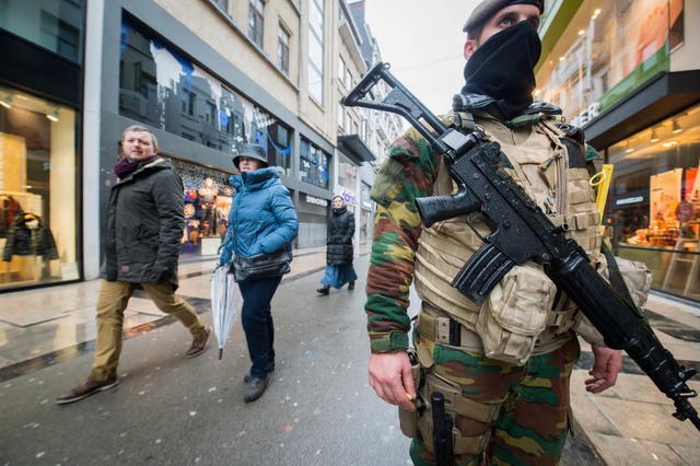 Schwer bewaffnet durchstreifen Sicherheitskrfte die belgische Hauptstadt.  | Foto: dpa