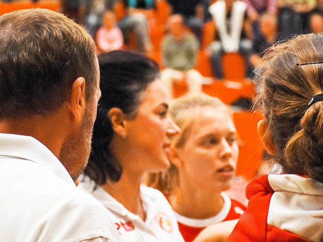 Tanja Scheuer (Mitte), die Trainerin d...igiert ihr Team (hier ein Archivbild).  | Foto: Sebastian Khli