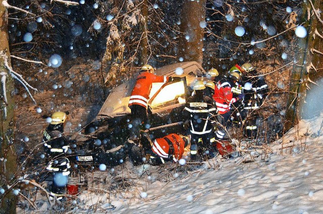 Auf der B500 bei Waldau rutsche ein Au...uerwehr  wieder hinaufgezogen werden.   | Foto: Kamera 24