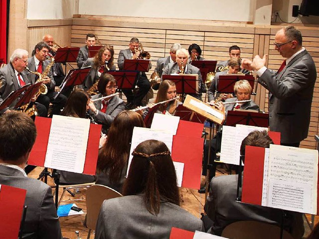 Die Hebelmusik Hausen bestritt den ersten Teil des Doppelkonzerts.   | Foto: Anja Bertsch