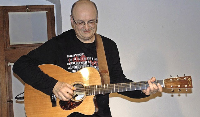 Der Gitarrist Jacques Stotzem trat am Samstag im Storchehus in Wehr auf.   | Foto: Michael Gottstein