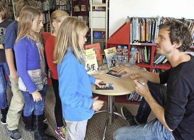 Oliver Scherz las aus zwei seiner Bch... Kindern darber beim Autogrammgeben.   | Foto: zvg