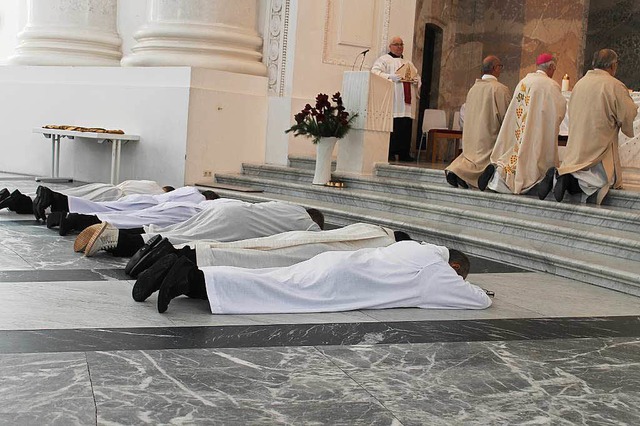 Bevor der Weihbischof die Mnner weihte, lagen sie betend vor dem Altar.  | Foto: Cornelia Liebwein