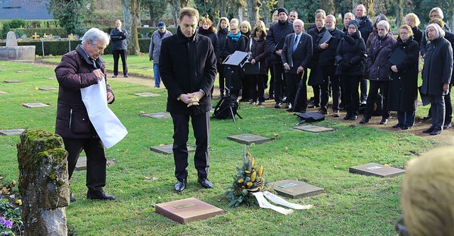 Hans Brogle und OB Jrg Lutz bei der Enthllung der Gedenkplatte.  | Foto: Katharina Bartsch