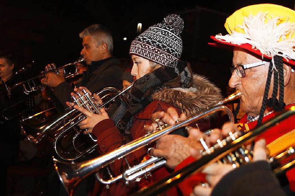 Farbenfroh und vom Fackelschein beleuchtet startete der Katharinenmarkt 2015 mit dem historischen Theaterspiel. (Foto: Heidi Foessel) Farbenfroh und vom Fackelschein beleuchtet startete der Katharinenmarkt 2015 mit dem historischen Theaterspiel. (Foto: Heidi Foessel)