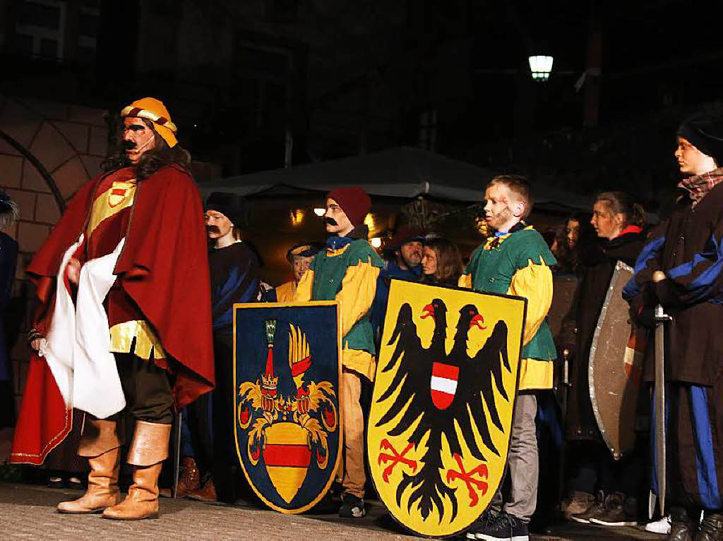 Farbenfroh und vom Fackelschein beleuchtet startete der Katharinenmarkt 2015 mit dem historischen Theaterspiel.