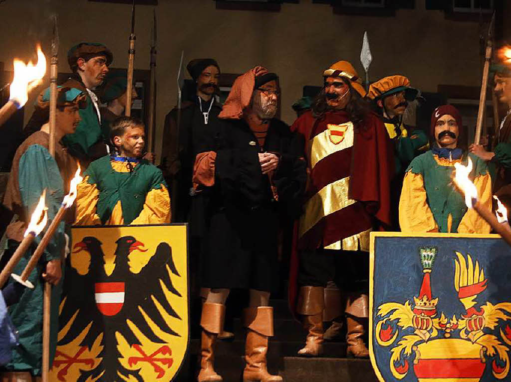 Farbenfroh und vom Fackelschein beleuchtet startete der Katharinenmarkt 2015 mit dem historischen Theaterspiel.