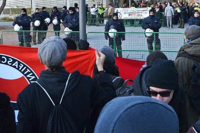 Polizei trennt Pegida-Anhnger und Antifa-Demonstranten