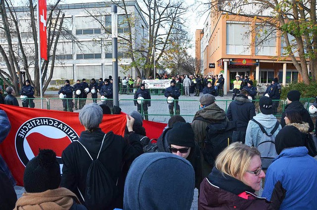 Demo, Gegendemo und dazwischen ein groes Polizeiaufgebot.  | Foto: Ulrich Senf