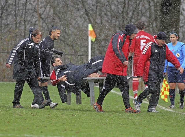 Auf der Bahre vom Platz: Torjger Benjamin Gaudig vom FC Lffingen   | Foto: dieter Reinhardt